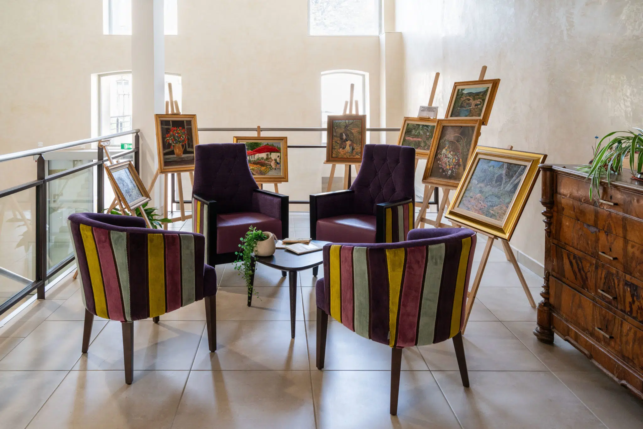 Hall d'accueil de l'EHPAD Clair Soleil à Nîmes avec fauteuils et table basse