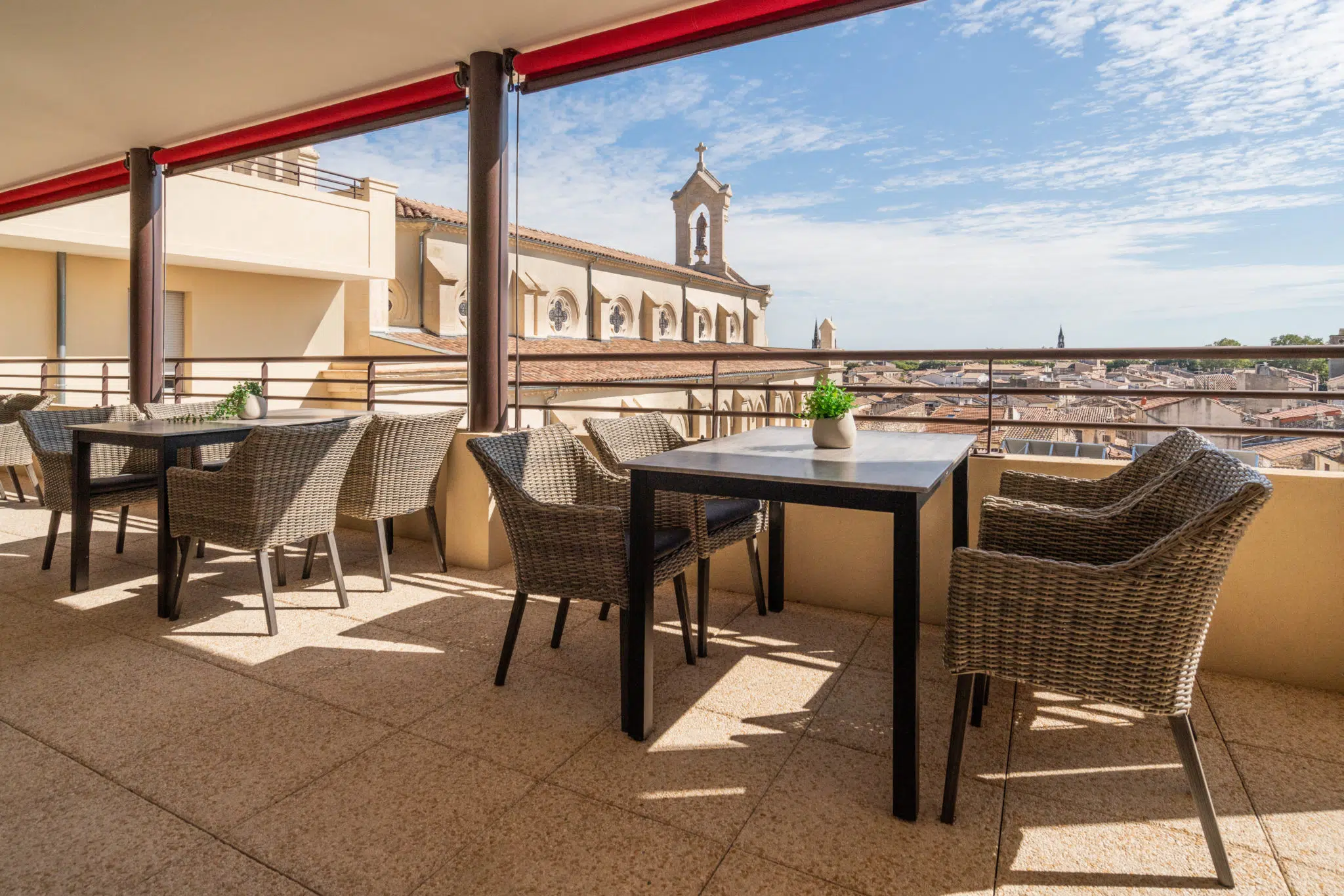 Terrasse extérieure de l'EHPAD Clair Soleil à Nîmes