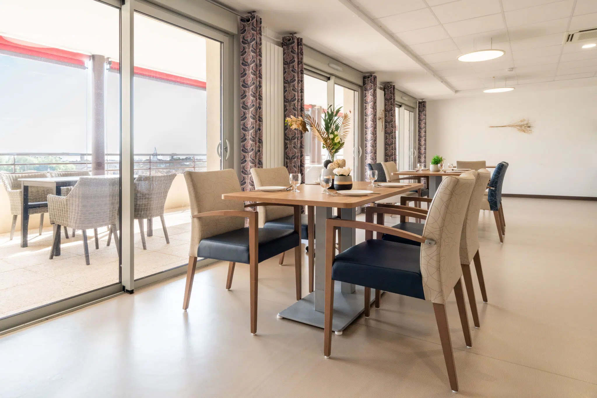 Salle à manger de l'EHPAD Clair Soleil à Nîmes avec tables et bridges