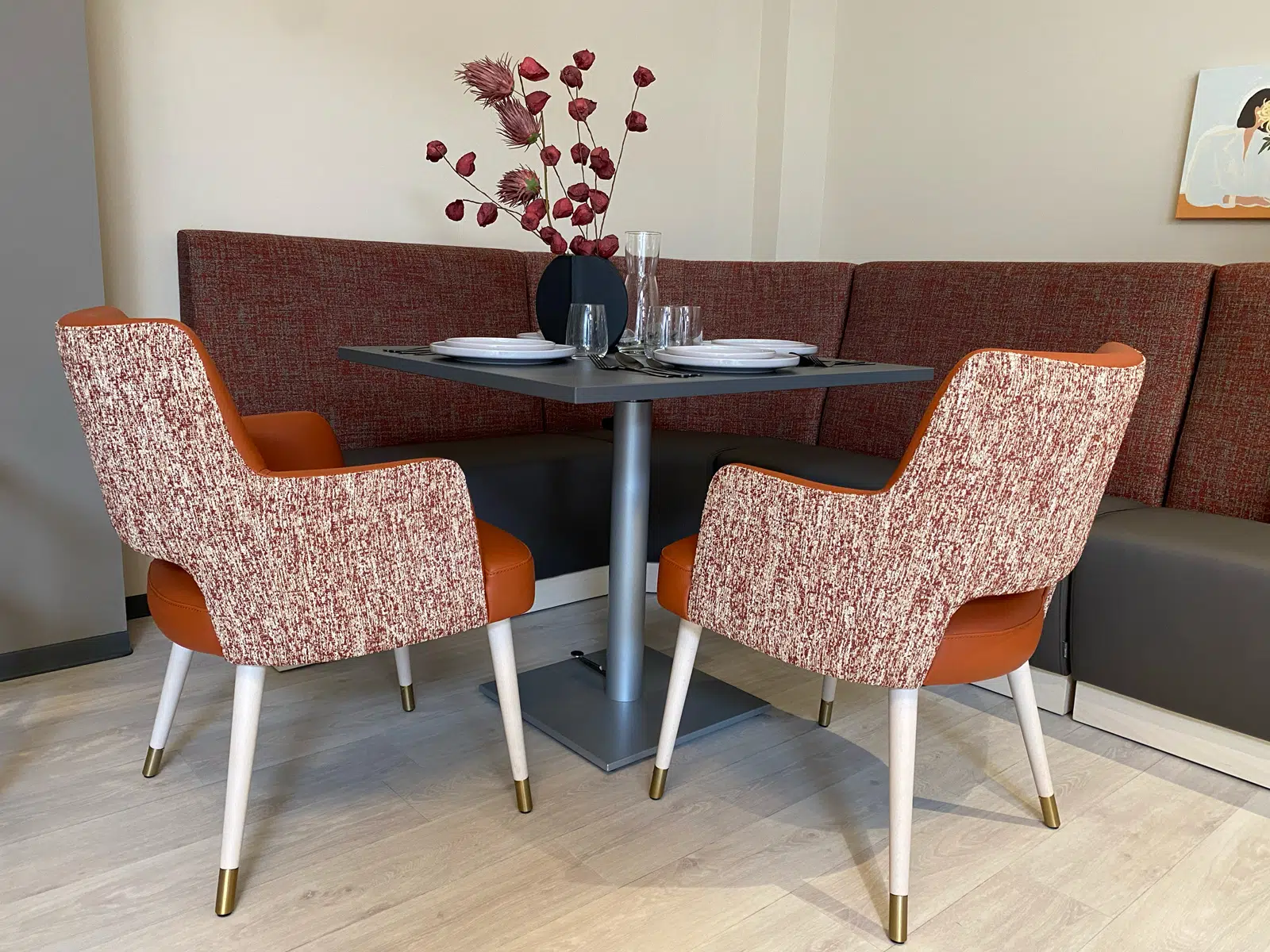 Table à hauteur variable, banquettes et chaises avec accoudoirs dans la salle à manger d'un EHPAD