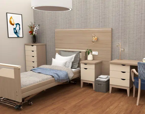 Chambre d'ehpad avec mobilier : lit médicalisé, commode, chevet, bureau et chaise avec accoudoirs